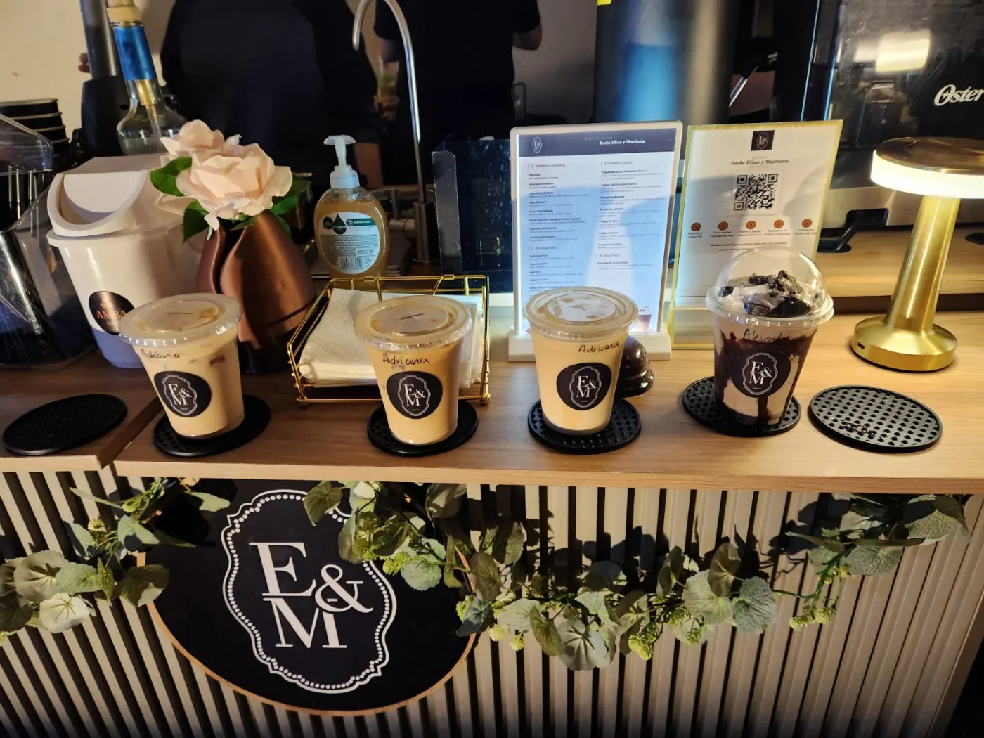 Bebidas de café de especialidad servidas en la barra de AMBA Café