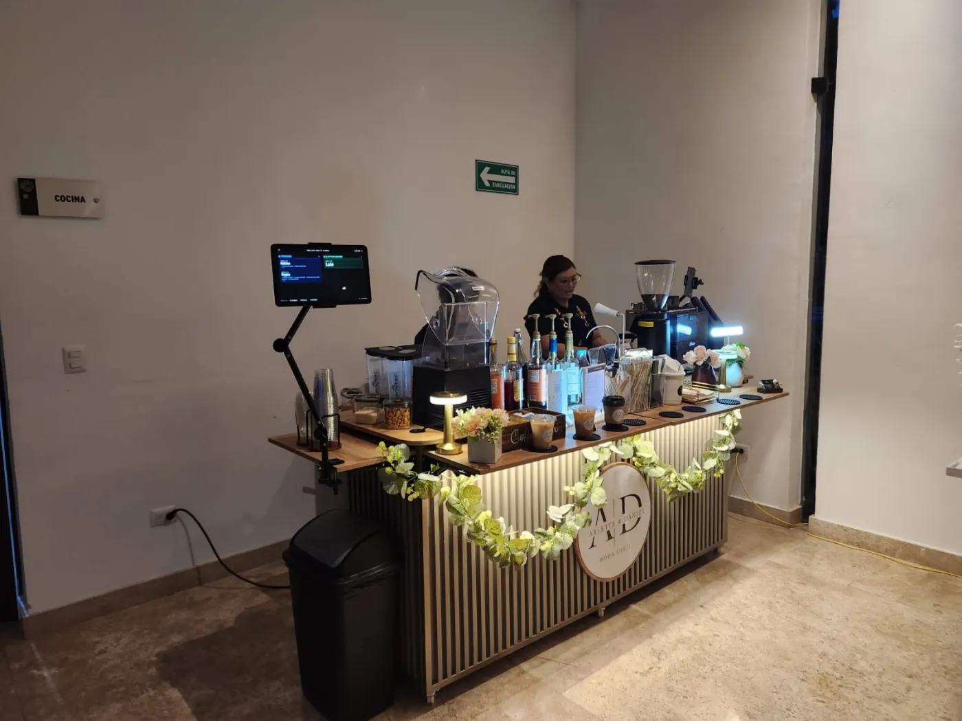 Barra de AMBA Café con la tablet del barista mostrando los pedidos entrantes y el menú con código QR